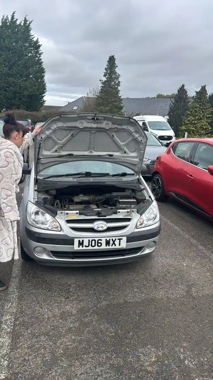 Roadway Assist customer receiving help at the roadside