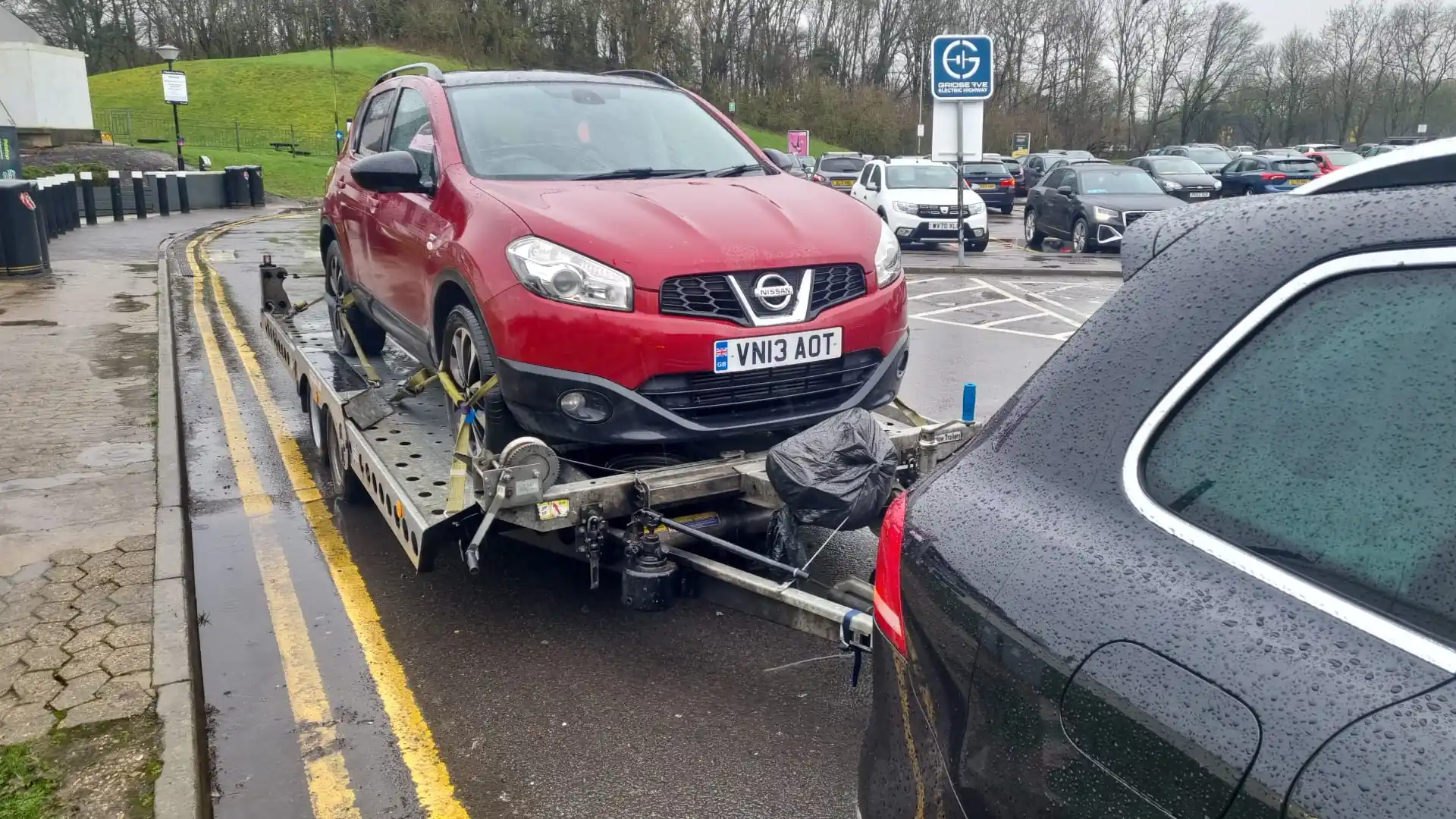 Roadway Assist recovery truck attending a vehicle breakdown — local roadside breakdown service near you